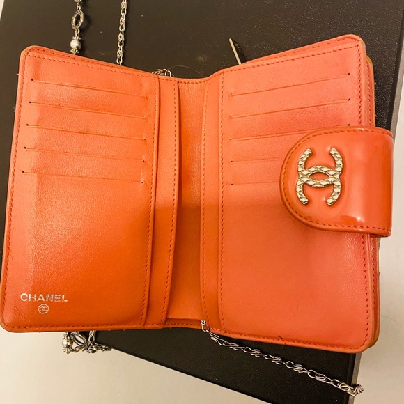 Chanel patent quilted diamond  crossbody. - Picture 15 of 16